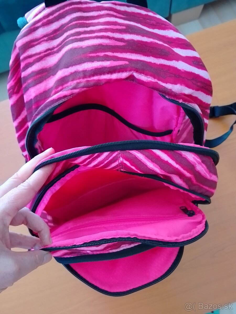 Praktický ľahučký batoh Nike - 2