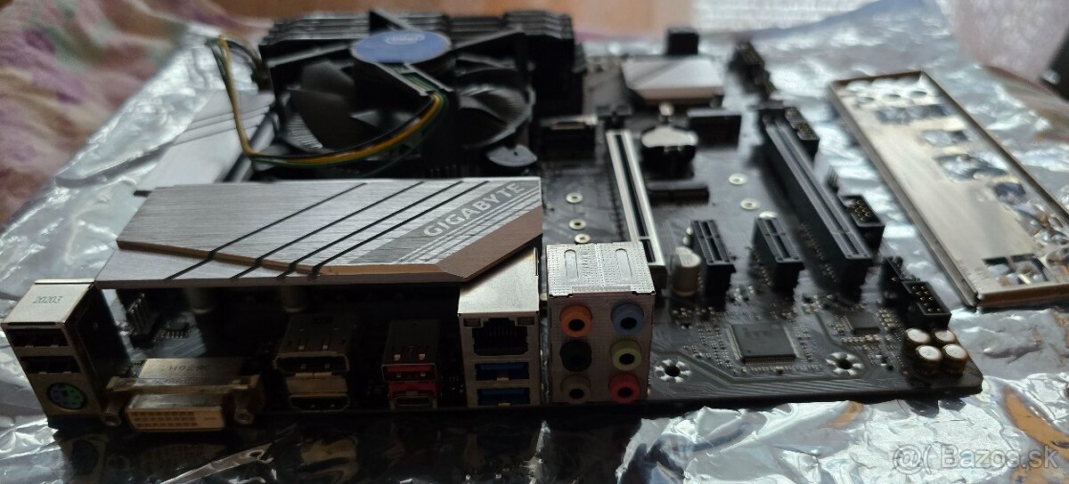 Gigabyte Z390M + Intel Core i3-9100 + 8GB DDR4 - 2