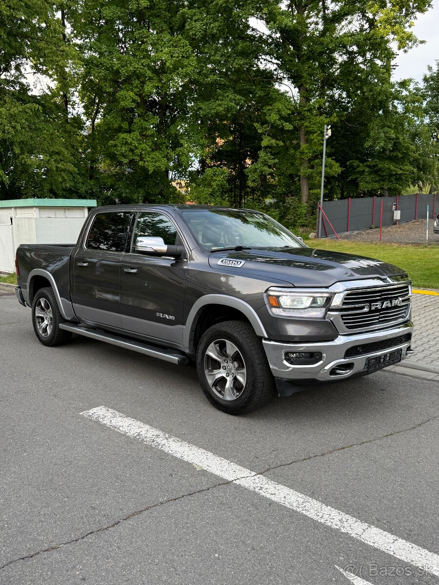 Dodge RAM 1500 Laramie—5.7 V8 HEMI—2020–KŮŽE—95.000km