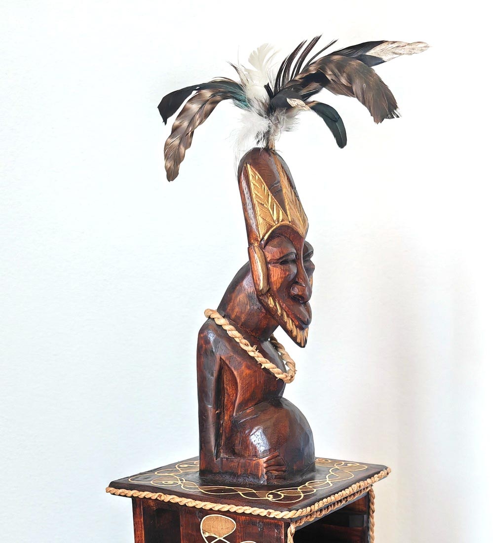 Drevená orientálna polička so sochou - 2