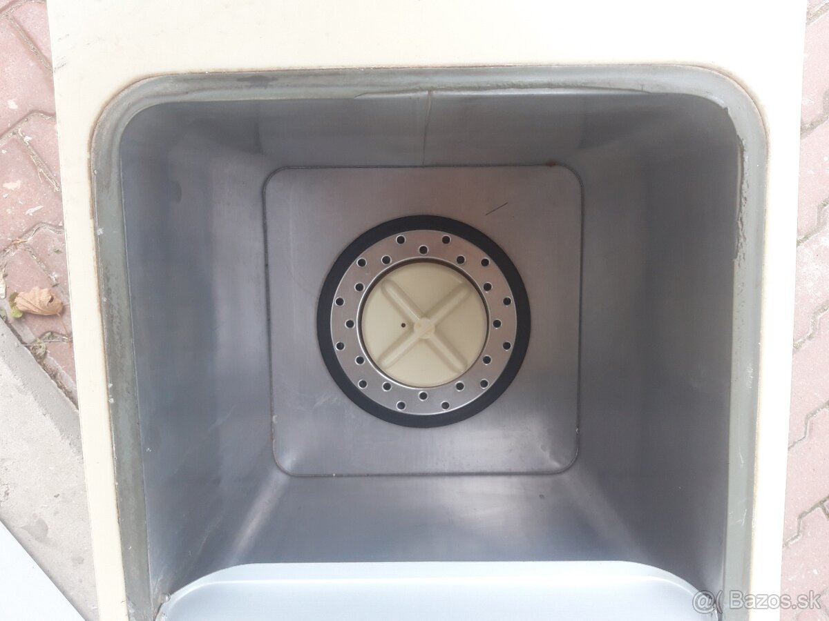 Poloautomaticka pračka - 2