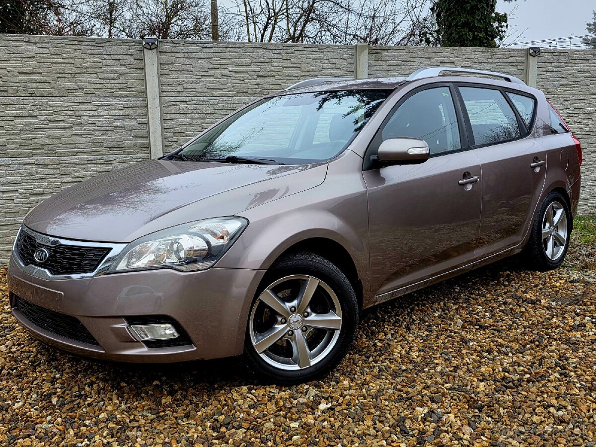 Kia Ceed SW • 1.4i • Facelift 2011 • 59 tisíc KM • Nová STK - 2
