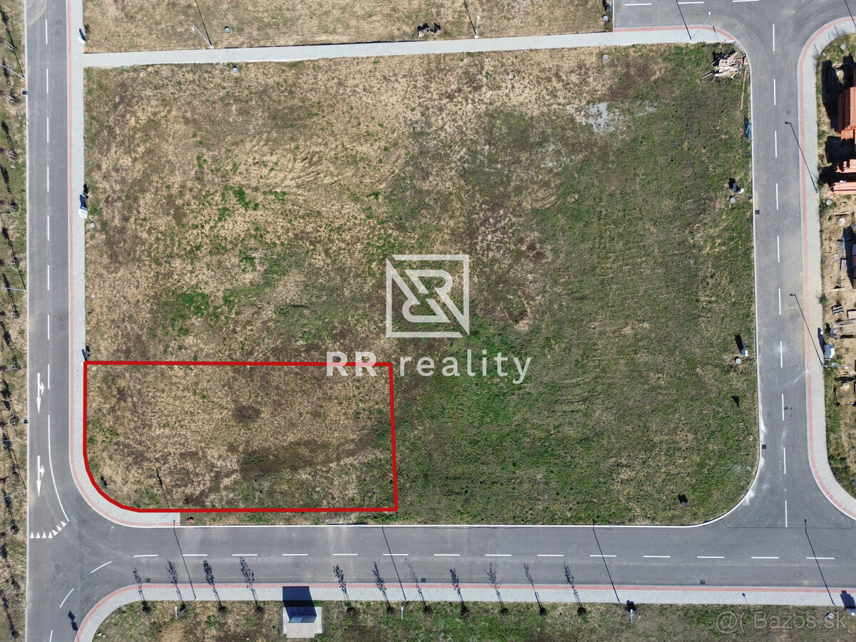 REZERVOVANÉ - Stavebný pozemok 672m2, všetky IS, asfaltová c - 2