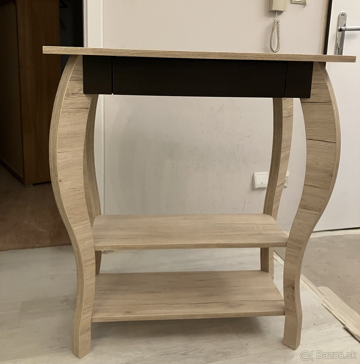vysoký vchodový stolík na kľúče atd - 2