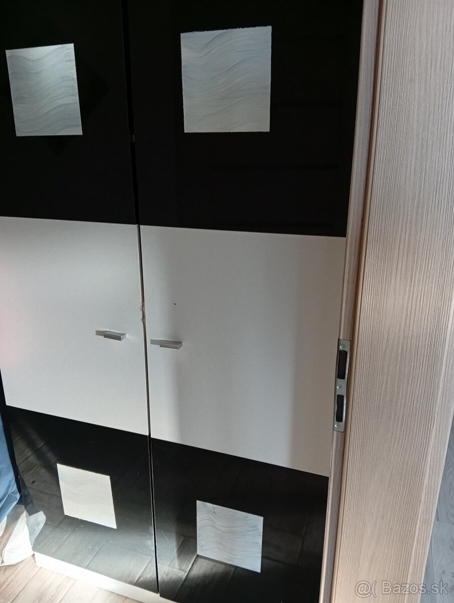 Šatníková skriňa - 2