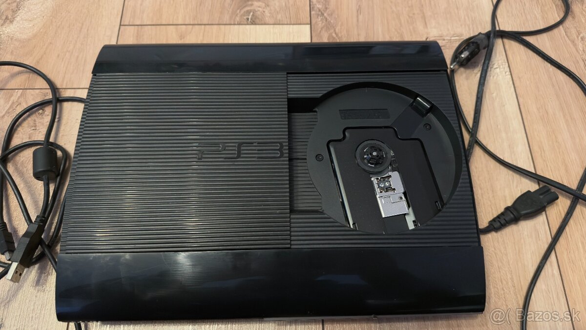 Predám PlayStation 3 + 2 ovládače (kompletný set) - 2