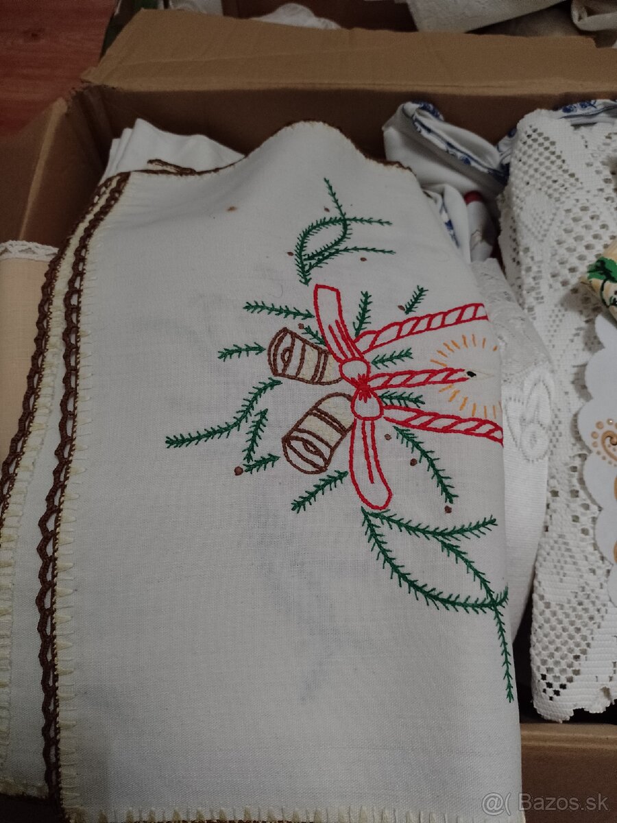 Obrusy s vianočným motívom. - 2