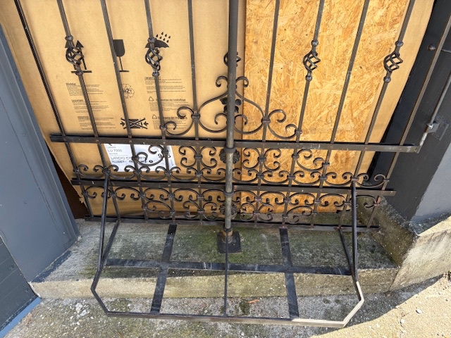 Predám OTOČNÚ BRÁNKU / STOJAN na smetné nádoby. - 2