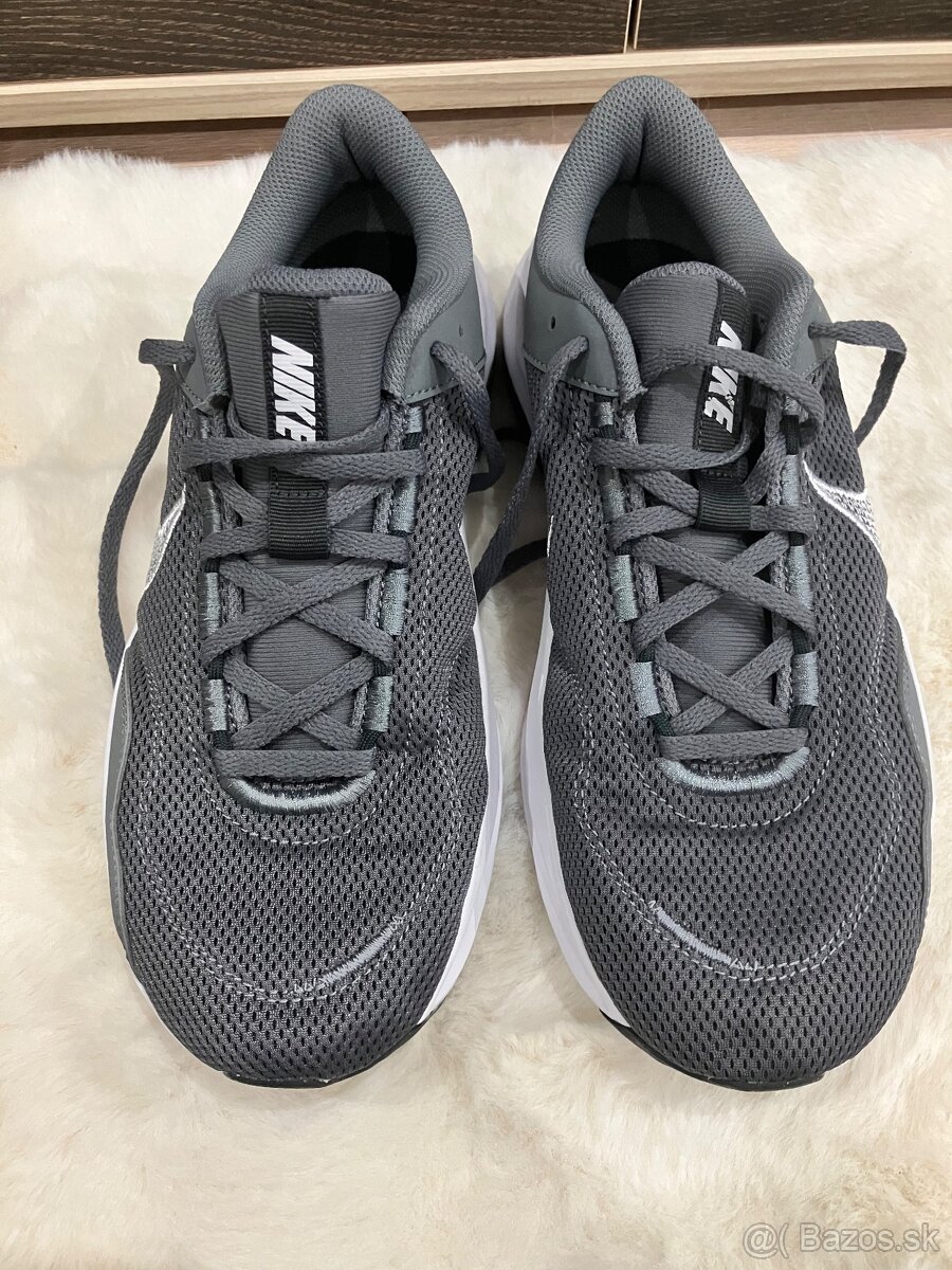 Nike legend essential č. 43 - 2