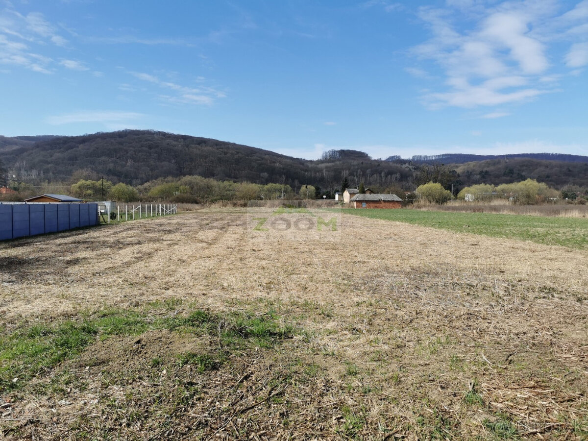 HANISKA - krásny, slnečný a rovinatý stavebný pozemok s IS - 2