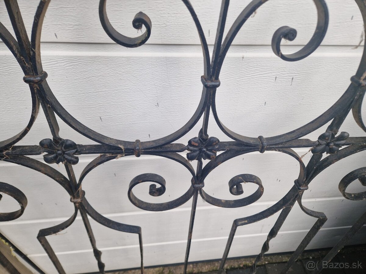 Starožitná kovaná okenná mreža 4 - 2