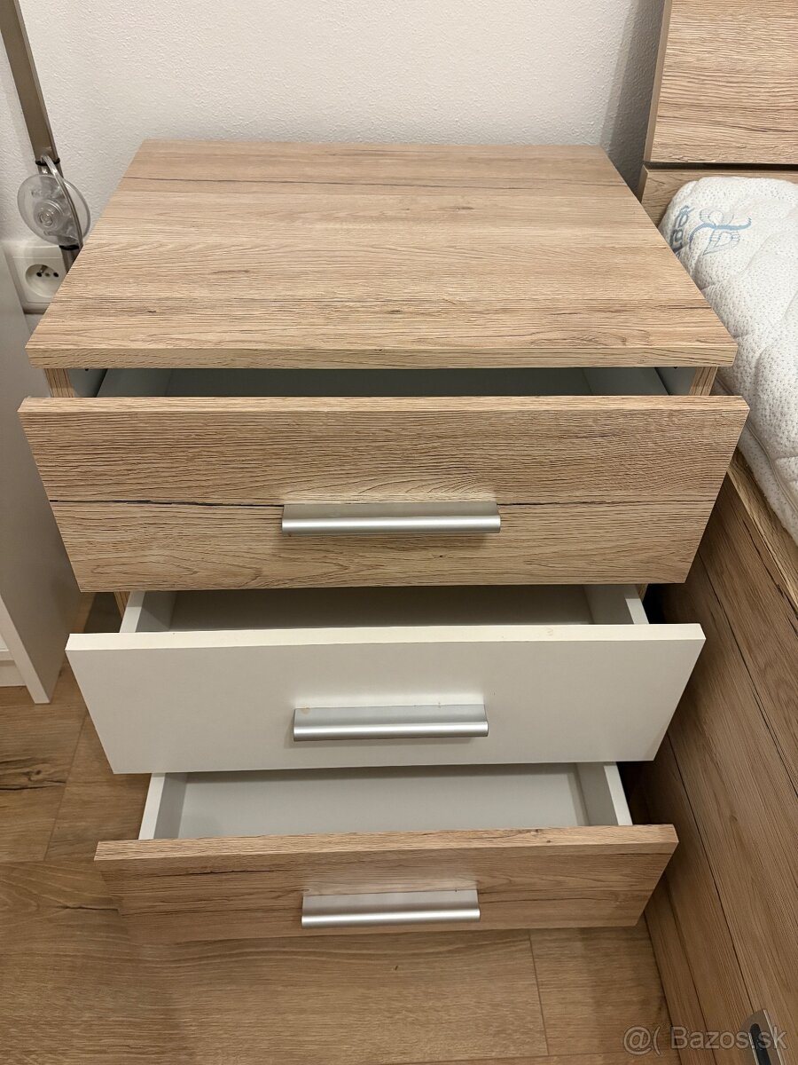 Nočný stolík dub/biela - 2