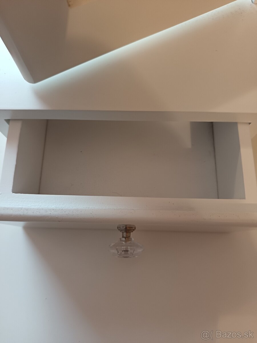 Kozmetický stolík krásny - 2