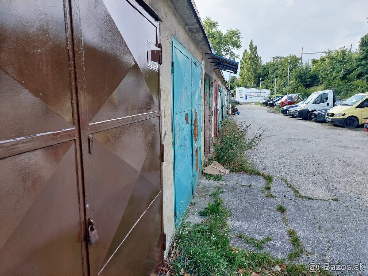 Predam garaz blizko Racianskeho myta - 2