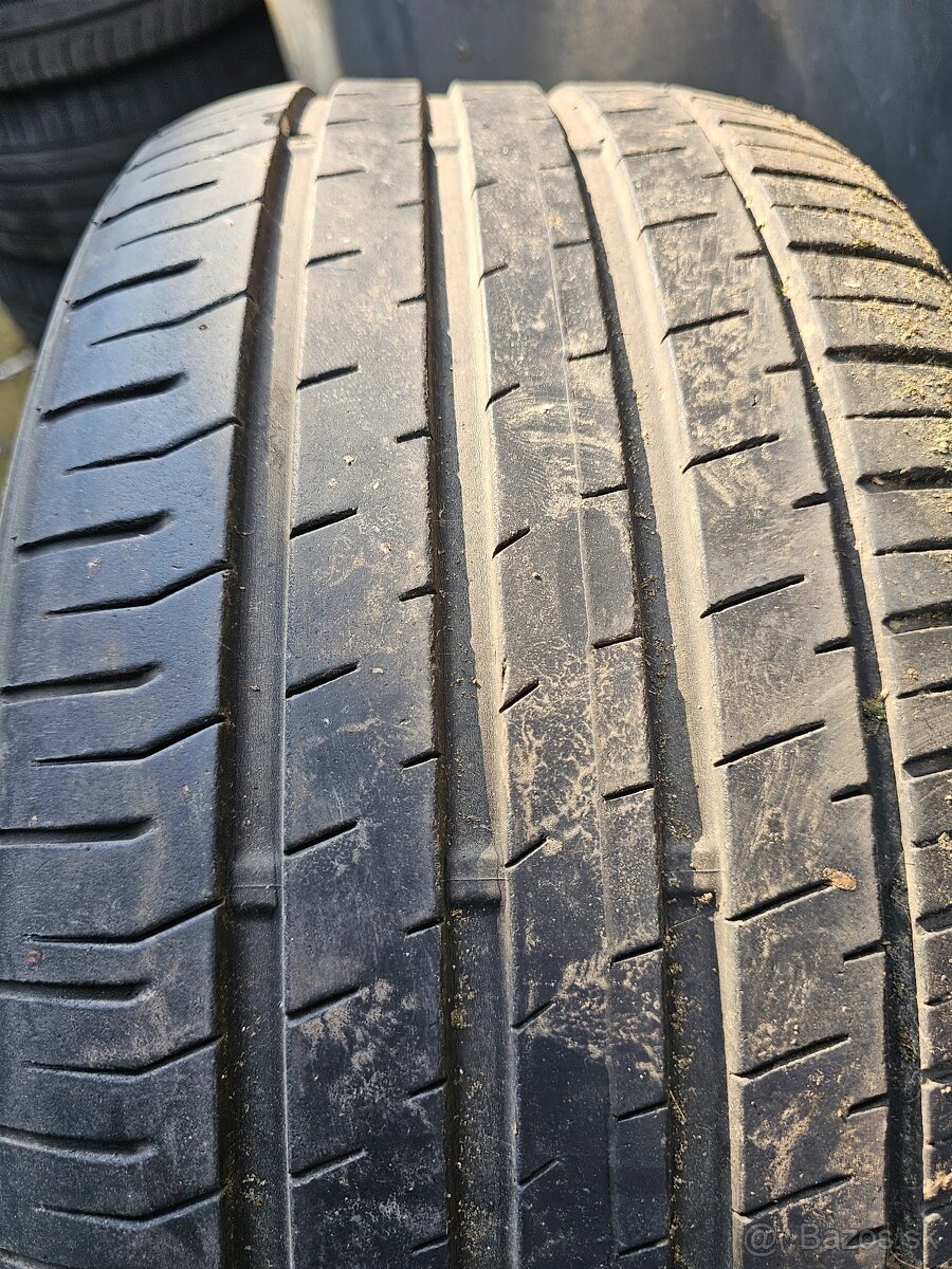 235/40R18 - 2
