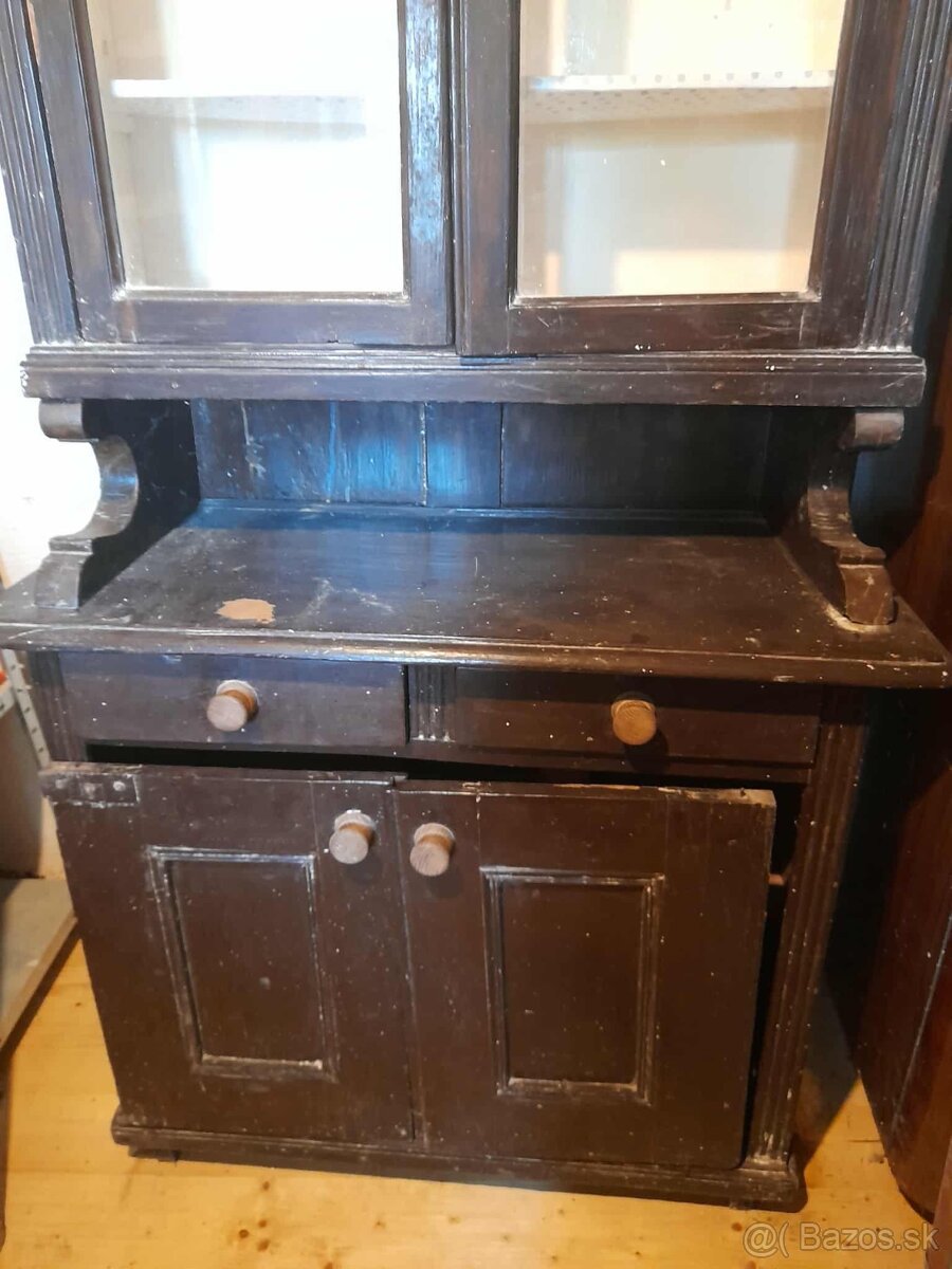 Starozitny kredenc - 2