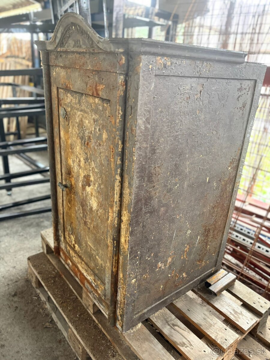 Starý kovový trezor - 2