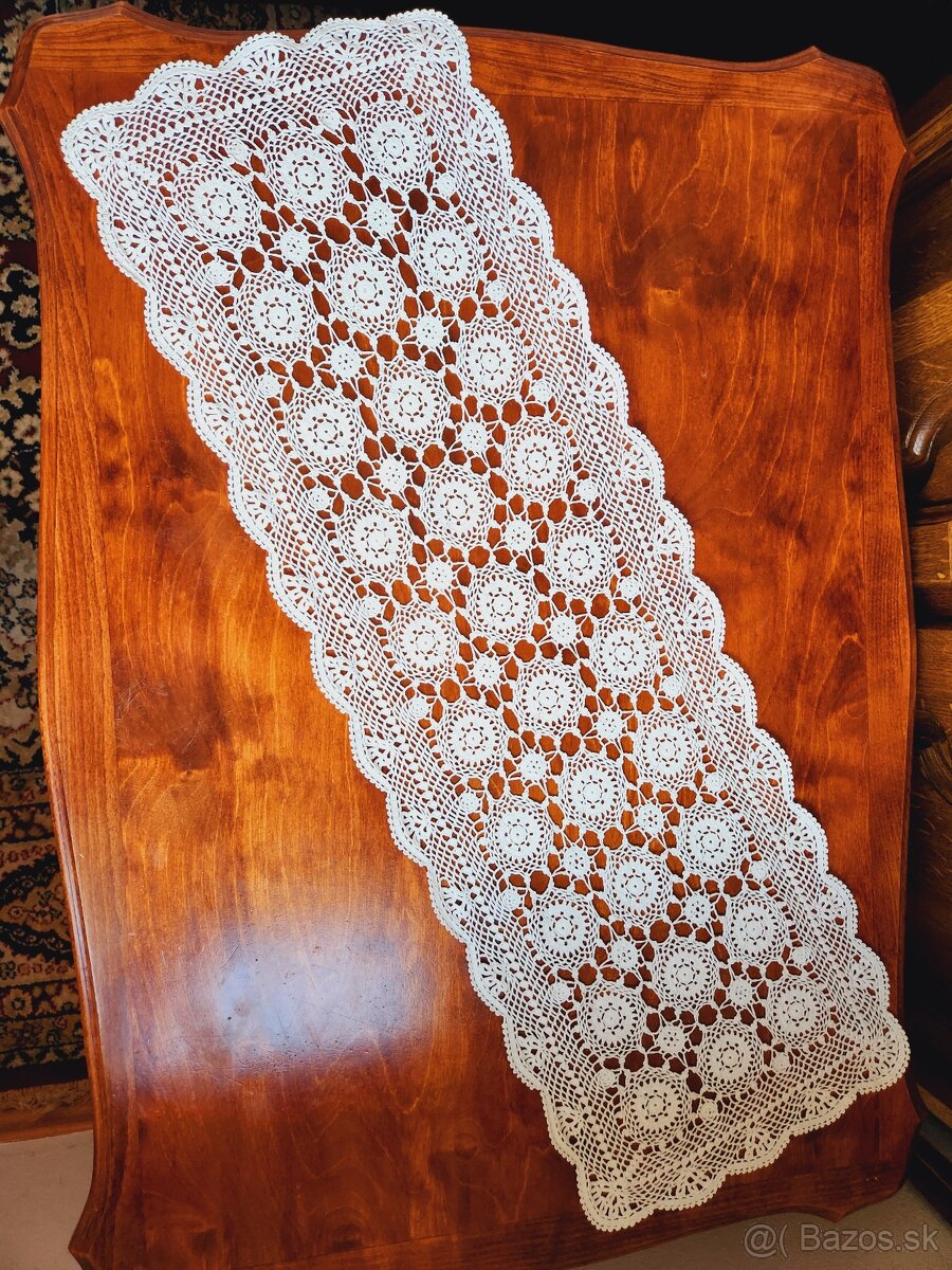 Krásna biela háčkovaná štóla s kolieskami 30x88 - 2