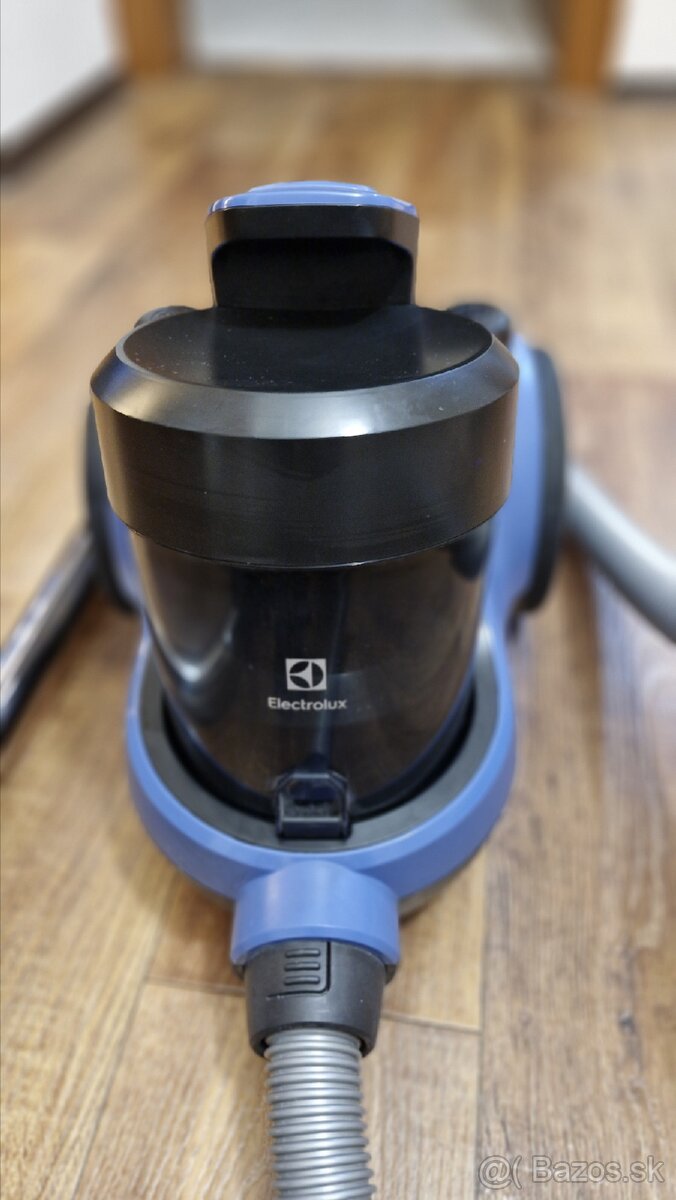 Electrolux EASE C2 – bezvreckový vysávač, výborný stav - 2