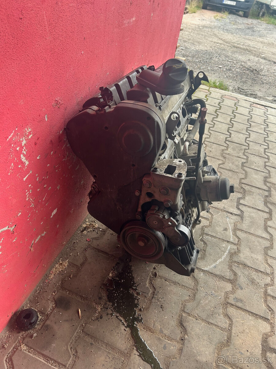 Motor 2,0i Citroen C4 Picasso RFJ 103KW prodám - 2