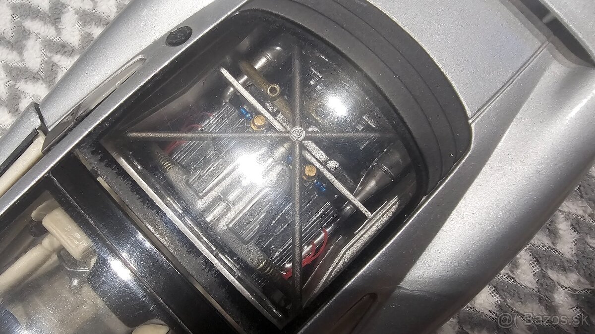 Model 1:18 Jaguar XJ220 - 2