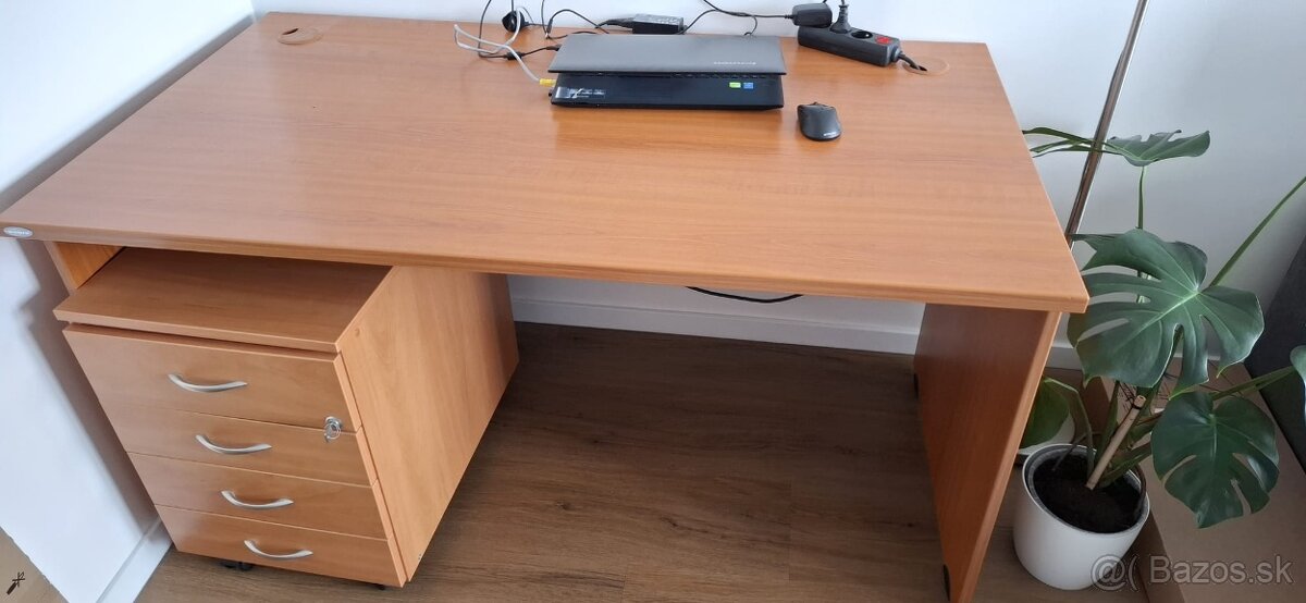 Kancelársky stôl s uzamykateľným kontajnerom - 2