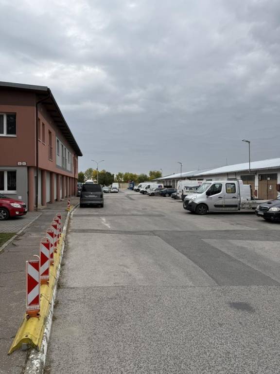 Sklad 33m2, 67m2, 108m2, kancelárie 19m2, 32m2 v areáli. Šen - 2