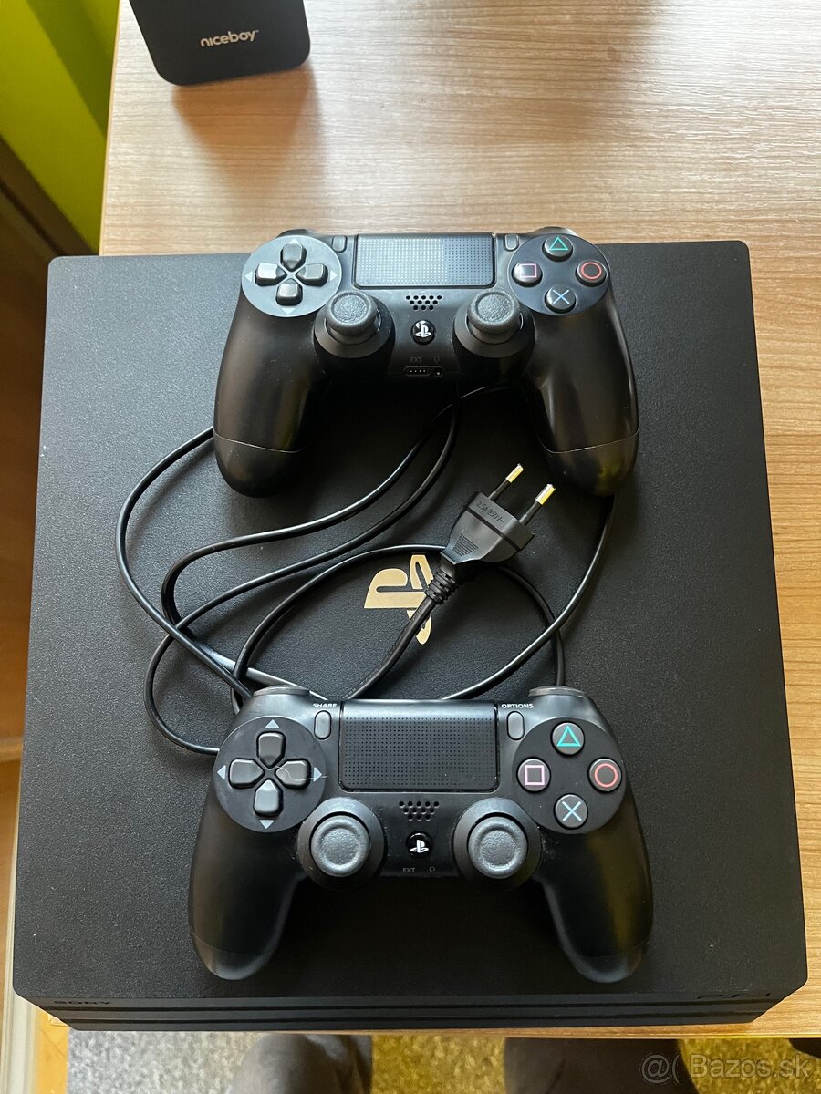 PS4 Pro 1Tb + dva ovládače + hry - 2