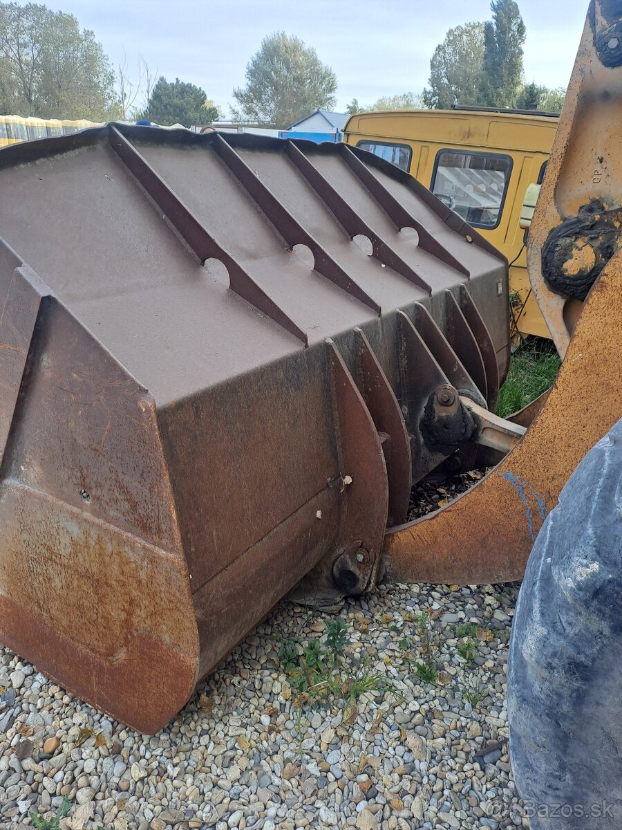 Kolesový nakladač CASE 821 - 2