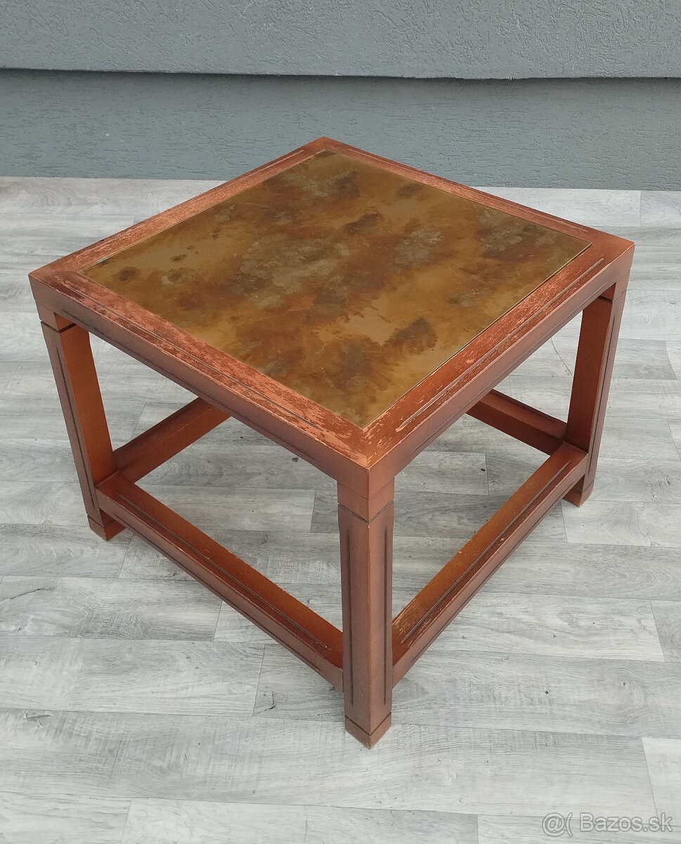 Stolík štvorcový s nadčasovým dizajnom. - 2