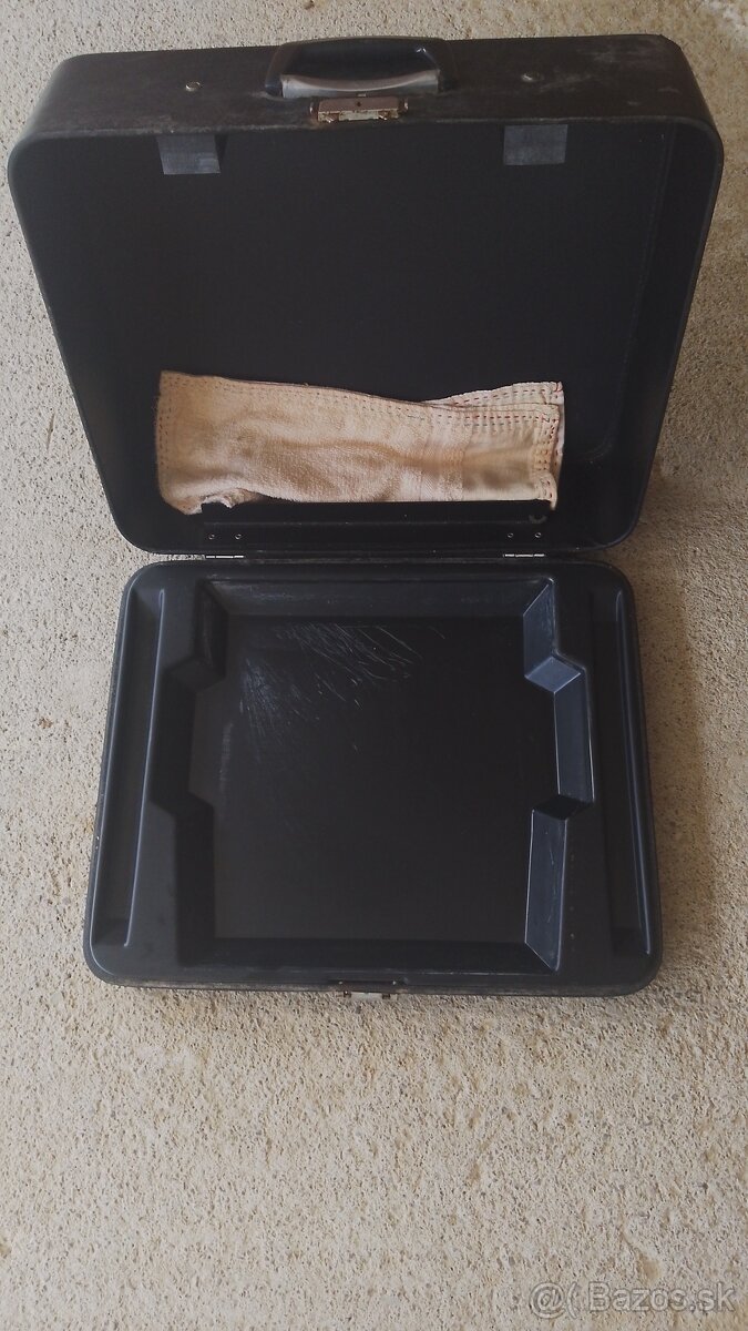 Predám švajčiarský starožitní písací stroj Hermes v kufríku - 2