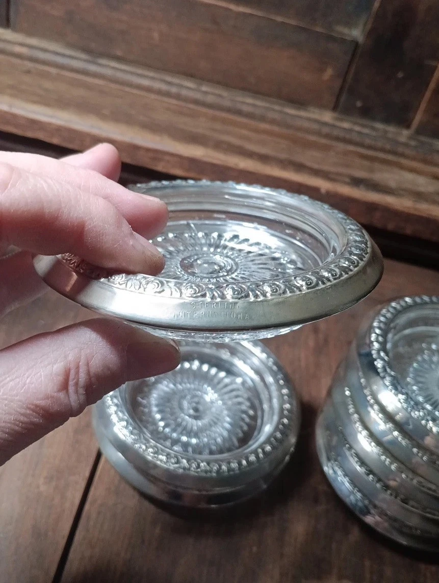 Predam strieborno-kristalove podlozky pod flase pohare. - 2