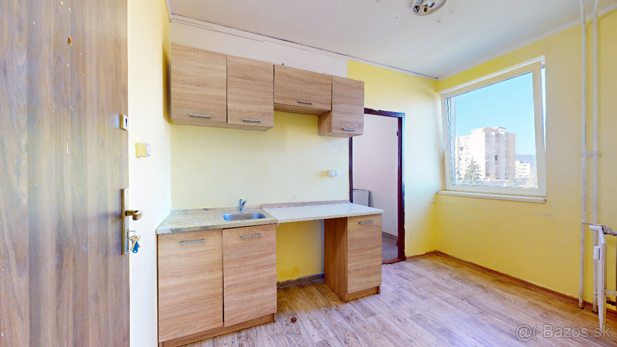 1 - IZBOVÝ PANELOVÝ BYT S LOGGIOU - 2