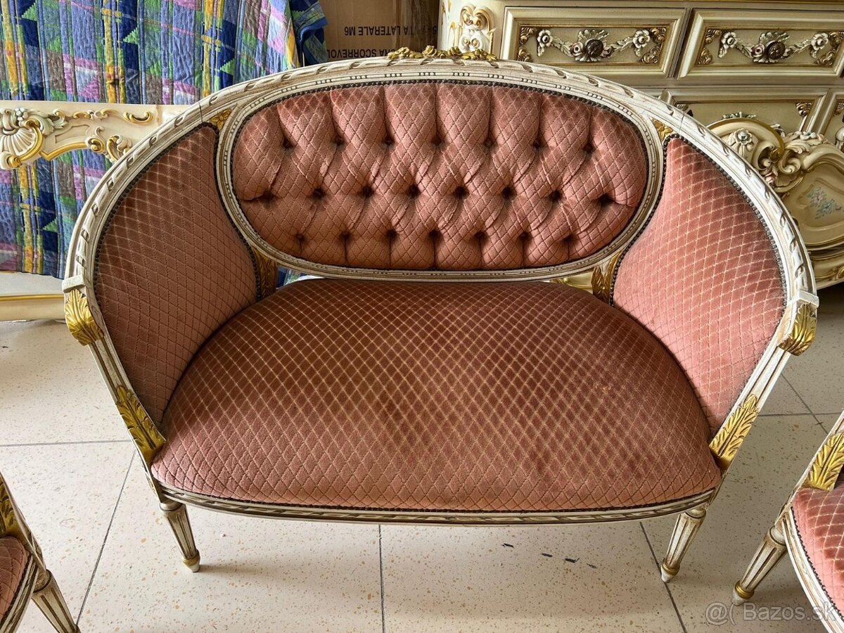 Staré sedenie so stolíkom. - 2