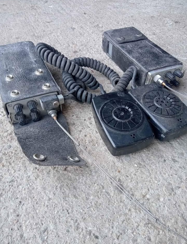 Predám tieto vojenské vysielačky (funkčné) bez batérie - 2