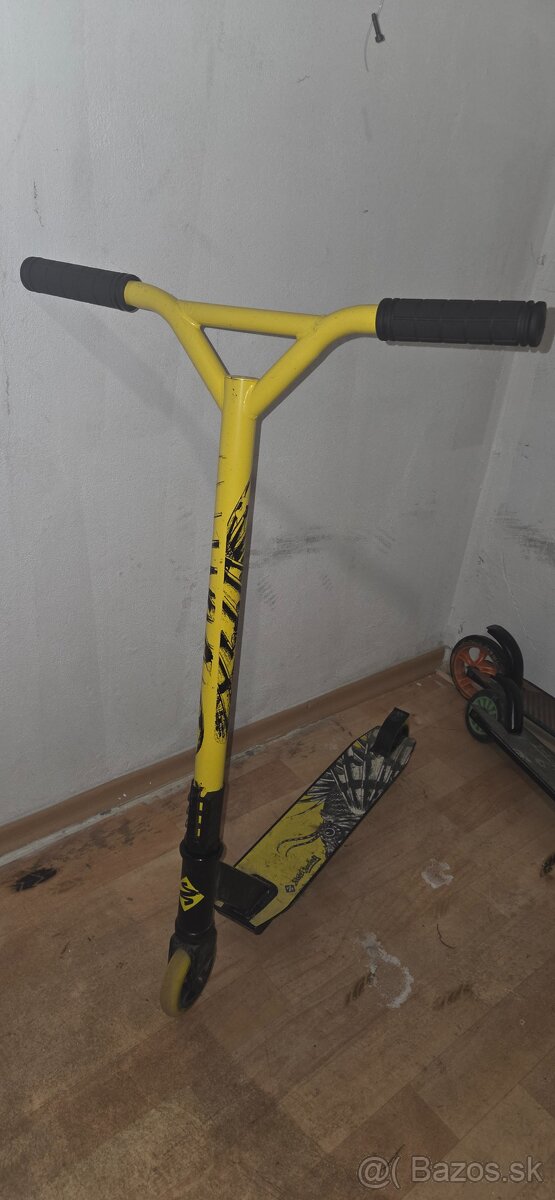 Freestyle kolobezka street surfing - 2