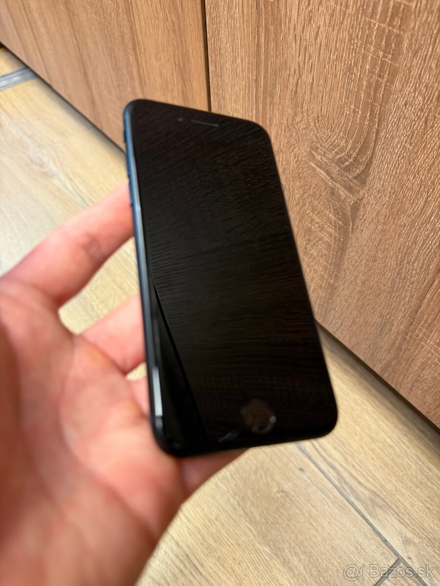 Apple iPhone SE 2022 64GB tmavomodrý - 2