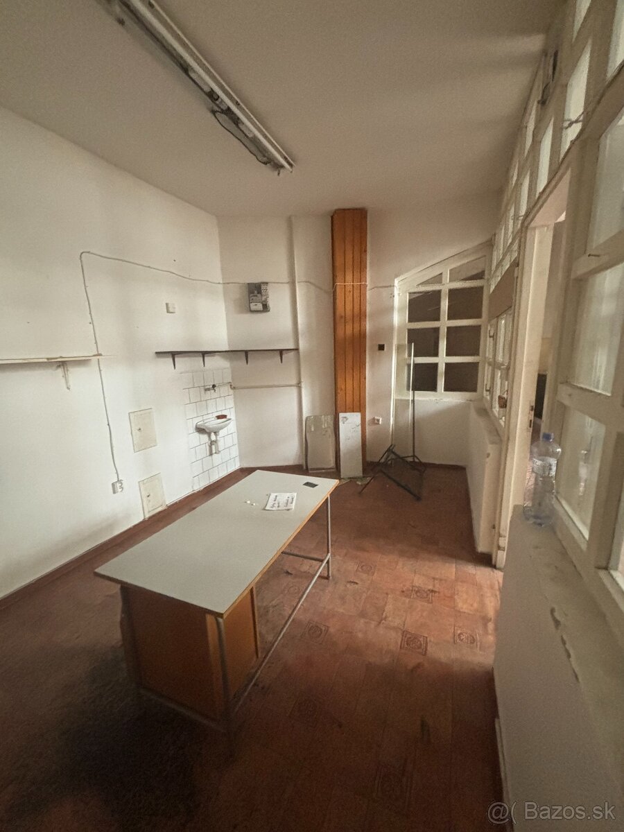 Predaj obchodného priestoru v tržnici Komárno - 2