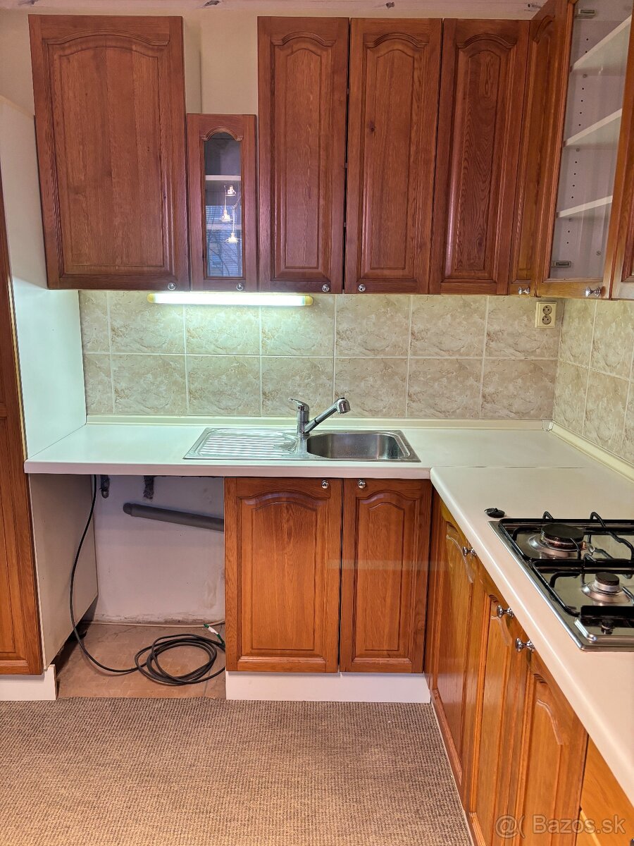 Kuchynská linka z masívu so spotrebičmi - 2