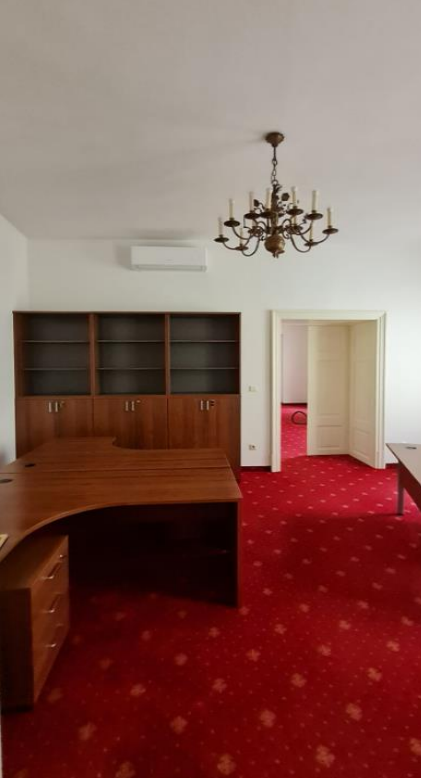 Reprezentatívny celok 3 kancelárií s vlastnou kuchynku v his - 2