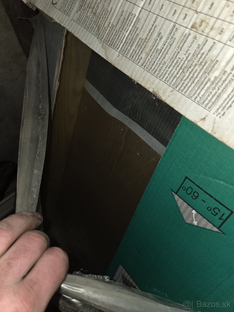 Predám strešné okno 45 × 75 cm – drevené - 2