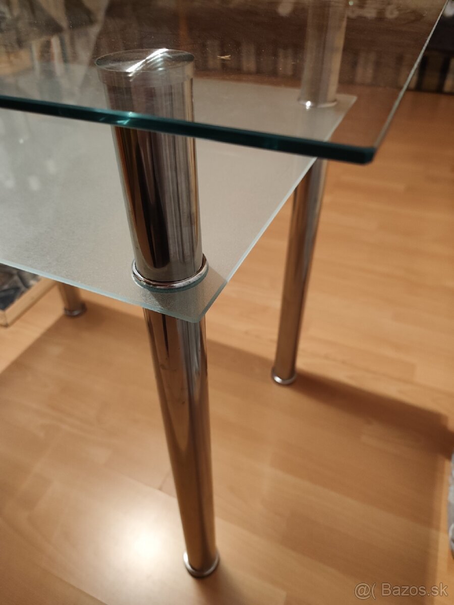 Jedálenský stôl. - 2