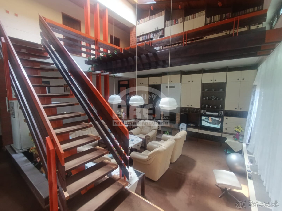 Priestranný rodinný dom v lukratívnej časti mesta Sobrance - 2