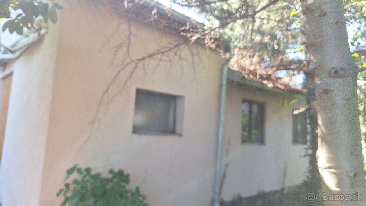 Stavebný pozemok 310m2 +chata so súp.číslom - 2