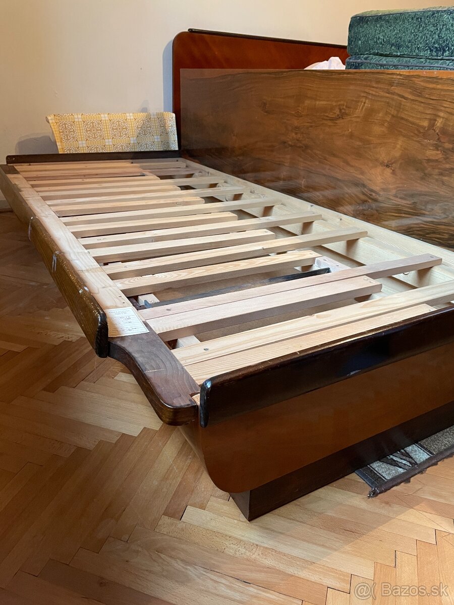 Rozkladací gauč - orech leštený - 2