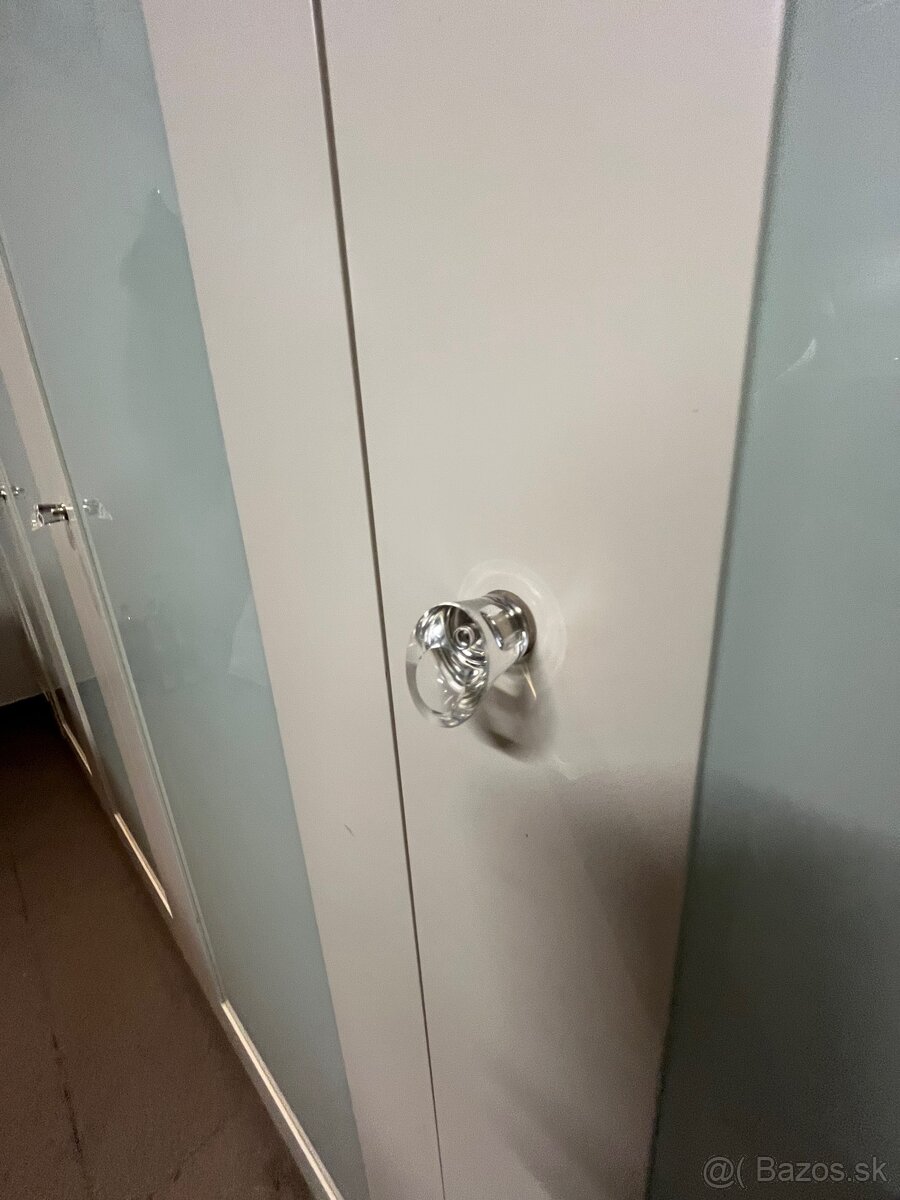 ŠATNÍKOVA SKRIŇA - 2