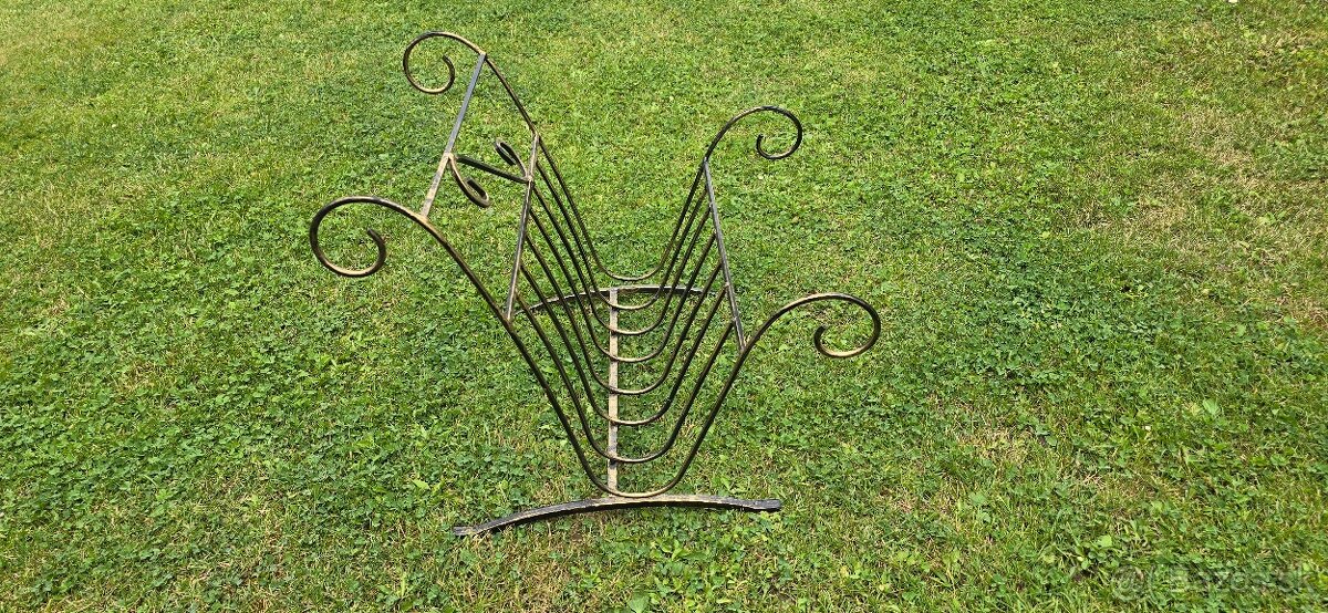 Kovový stojan na noviny - 2