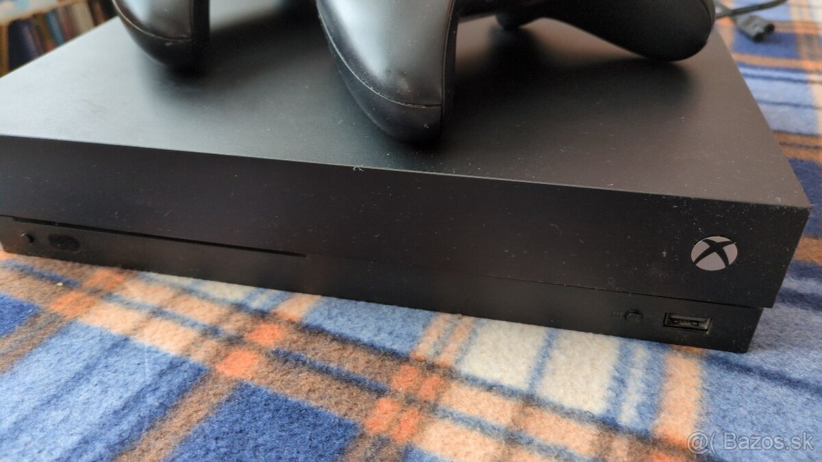 XBox One X, 2 ovládače - 2