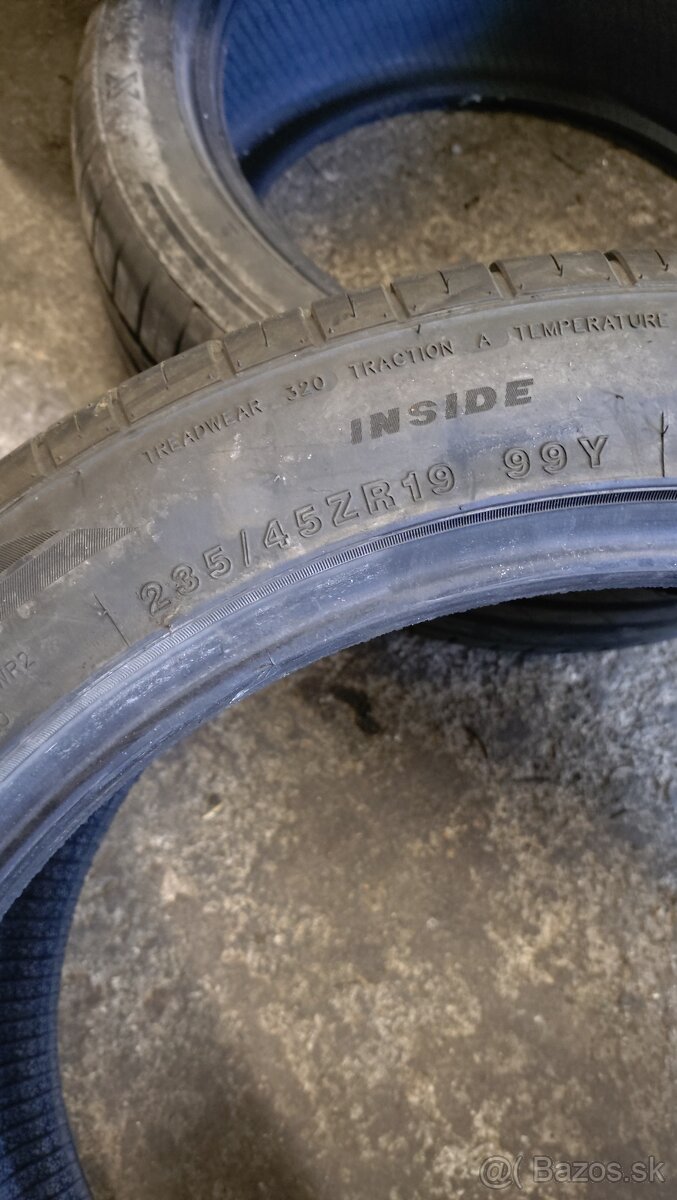 235/45 R19 - 2