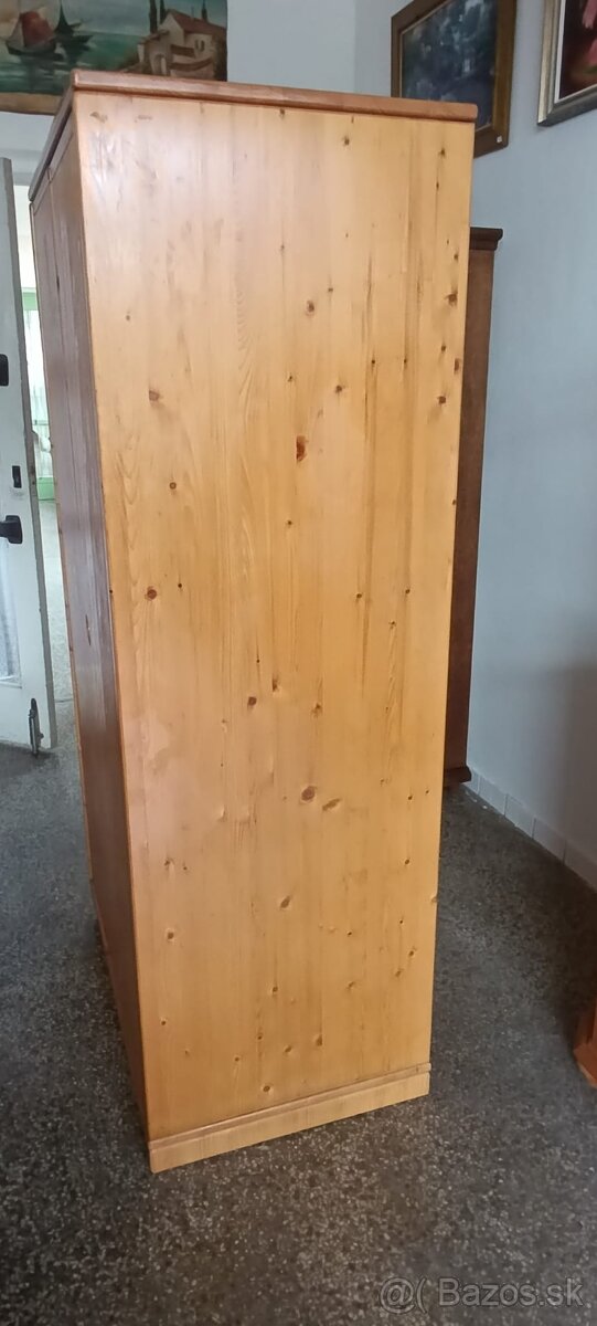 Celomasivní borovicová skříň - 2